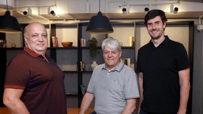 Três integrantes da equipe da Seu Ativo em ambiente corporativo